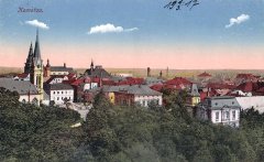 dobová pohlednice města s kostelem (vlevo)