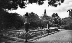 historické foto kostela (v pozadí)