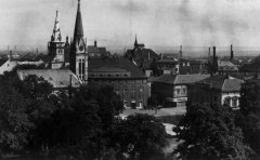 celkový pohled na město s kostelem (vlevo)