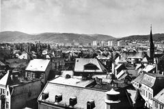 celkový pohled na město s kostelem (vpravo)