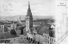 hlavní náměstí s evangelickým kostelem v pozadí (za náměstím)