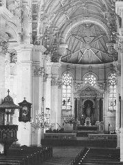 historické foto interiéru kostela - zadní část