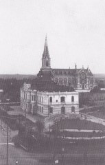 náměstí s kostelem
