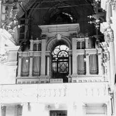 historické foto interiéru kostela - kůr s varhanami