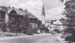 pohled ulicí ke kostelu