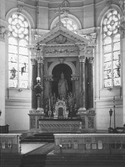 historické foto interiéru kostela  - presbytář