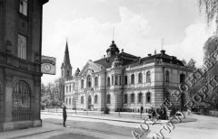 historické foto kostela (věž v pozadí)