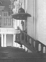 historické foto interiéru kostela  - kazatelna