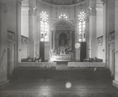 historické foto interiéru kostela - presbytář