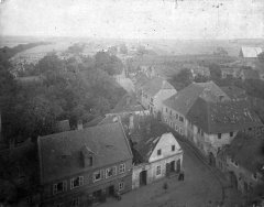 pohled z kostelní věže, vlevo annenský hřbitov