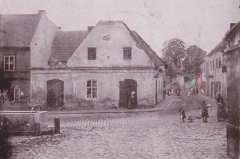 kousek zdi kostela v pozadí snímku (označen červeným kroužkem)