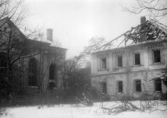 historické foto kostela a fary (vpravo) nedlouho před demolicí