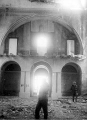 historické foto z technické prohlídky interiéru kostela nedlouho před demolicí