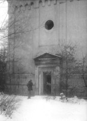historické foto kostela nedlouho před demolicí - zadní vchod