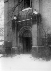 historické foto kostela nedlouho před demolicí - hlavní vchod