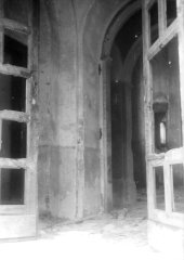 historické foto interiéru kostela nedlouho před demolicí - sakristie