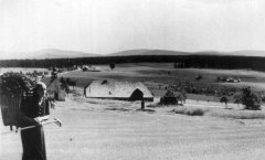 historické foto kaple (vpravo od ženy)