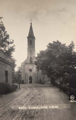 historická pohlednice s kostelem