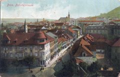 kostel na dobové pohlednici (věž za domem v popředí)