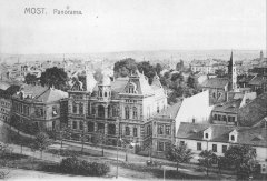 dobová pohlednice města s kostelem (vpravo)