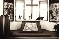 historické foto interiéru kostela - oltář po převzetí českobratrskou církví