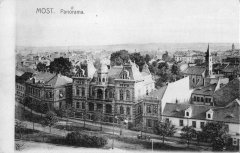 dobová pohlednice města s kostelem (vpravo)