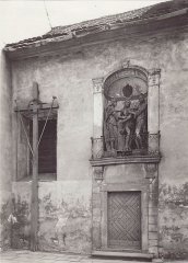 vchod do pravé boční kaple (s reliéfem Ecce homo)