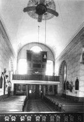 historické foto interiéru kostela (přední část)