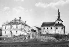 kostel s přilehlou komendou před demolicí