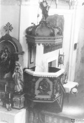 historické foto interiéru kostela (kazatelna)