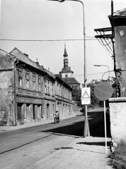 pohled ulicí ke kostelu