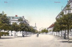 průhled ulicí s kostelem v pozadí