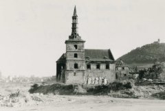 kostel před odstřelem, v pozadí vrch Hněvín