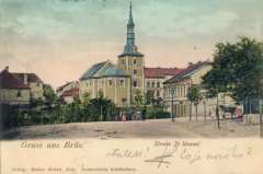 dobová pohlednice města s kostelem