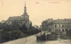 dobová pohlednice města s kostelem