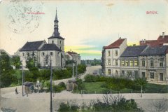 dobová pohlednice města s kostelem
