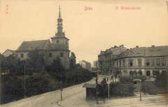 dobová pohlednice města s kostelem