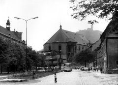 historické foto kostela (vlevo)