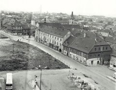 likvidace starého Mostu - věž kostela nad střechami
