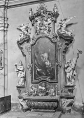 historické foto interiéru kostela (boční oltář)