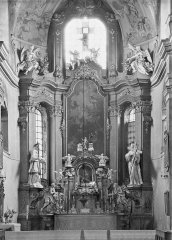 historické foto interiéru kostela (hlavní oltář)