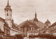historické foto kostela (vlevo)