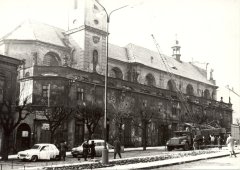 snímání soch z kostela