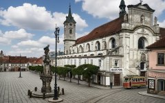 historická pohlednice s kostelem