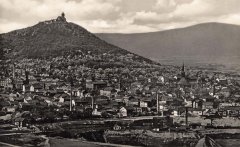 historické foto města s kostelem
