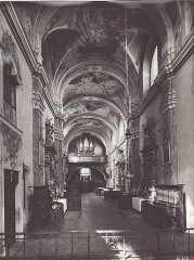 historické foto interiéru kostela (přední část)