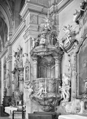 historické foto interiéru kostela (kazatelna)