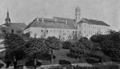 historické foto kostela (vpravo, za budovou bývalého piaristického gymnázia)