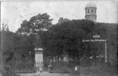 kostel na dobové pohlednici (věž v pozadí)