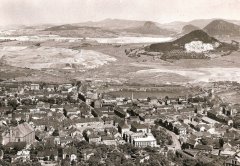 historické foto města s kostelem (od středu dolů)